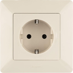 Розетка 1-м СП Valena Life 16А IP2X 250В 2P+E безвинтов. клеммы с лицев. панелью механизм сл. кость Leg 753521