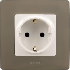 Розетка 1-м СП Etika 16А IP31 250В 2P+E с заземл. защ. шторки немецк. стандарт винтов. клеммы механизм бел. Leg 672222