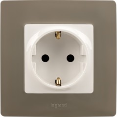 Розетка 1-м СП Etika 16А IP31 250В 2P+E с заземл. защ. шторки немецк. стандарт винтов. клеммы механизм бел. Leg 672222