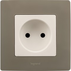 Розетка 1-м СП Etika 16А IP31 250В 2P без заземл. защ. шторки немецк. стандарт винтов. клеммы механизм бел. Leg 672234