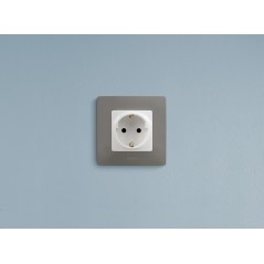 Розетка 1-м СП Etika 16А IP31 250В 2P+E с заземл. защ. шторки немецк. стандарт винтов. клеммы механизм бел. Leg 672222